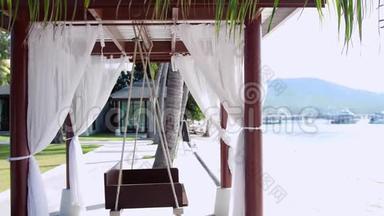 空白篷摆在棕榈树旁边的海滩上。 3840x2160